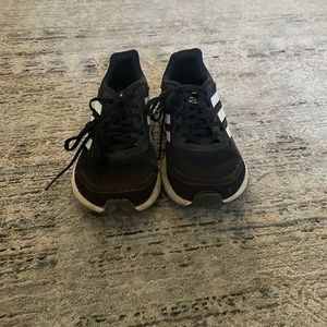 Women’s/Girls adidas running shoe. Good condition. Worn about 10 times.